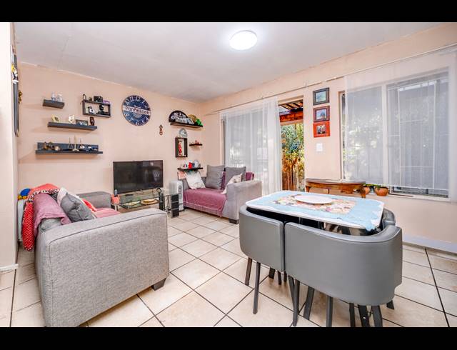 2 BEDROOM TOWNHOUSE FOR SALE IN ALLEN'S NEK